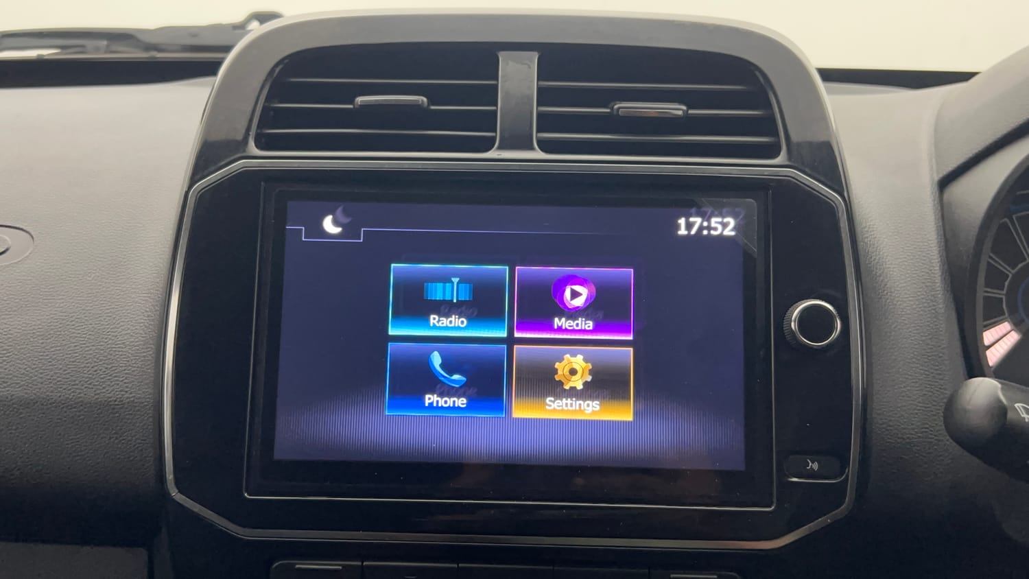 Used 2024 Renault Kwid RXT 1.0L AMT Petrol Automatic top_features Touch screen infotainment system
