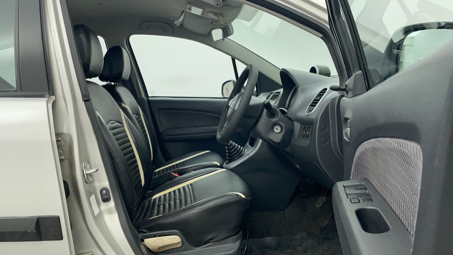 Used 2015 Maruti Suzuki Ritz Vxi BS-IV Petrol Manual interior RIGHT SIDE FRONT DOOR CABIN VIEW