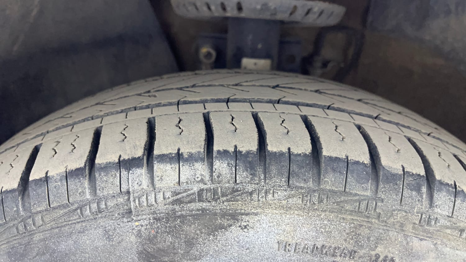 Used 2015 Volkswagen Polo Trendline 1.2L (P) Petrol Manual tyres LEFT FRONT TYRE TREAD VIEW