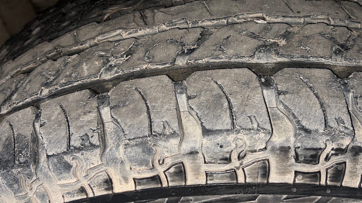 Used 2022 mahindra Thar LX Hard Top Petrol AT 4WD Petrol Automatic tyres RIGHT FRONT TYRE TREAD VIEW