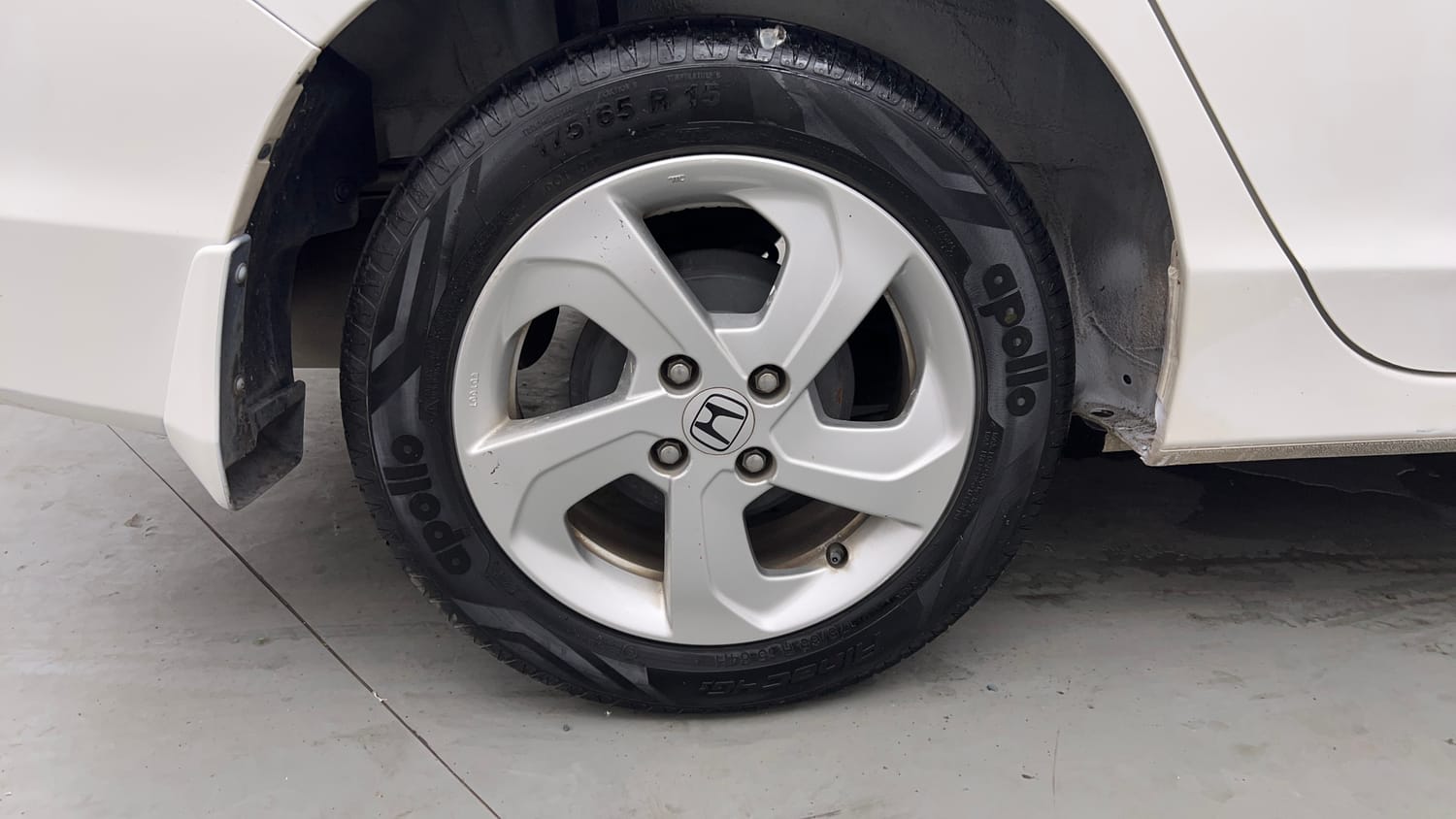 Used 2017 Honda City V Petrol Manual tyres RIGHT REAR TYRE RIM VIEW
