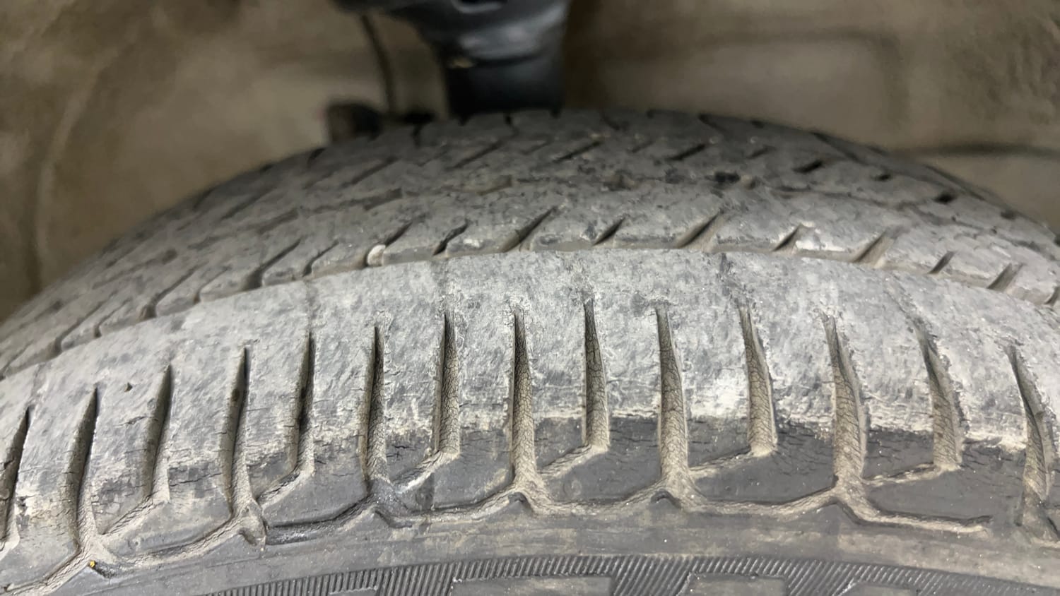 Used 2017 Maruti Suzuki Wagon R 1.0 VXI AMT Petrol Automatic tyres RIGHT FRONT TYRE TREAD VIEW