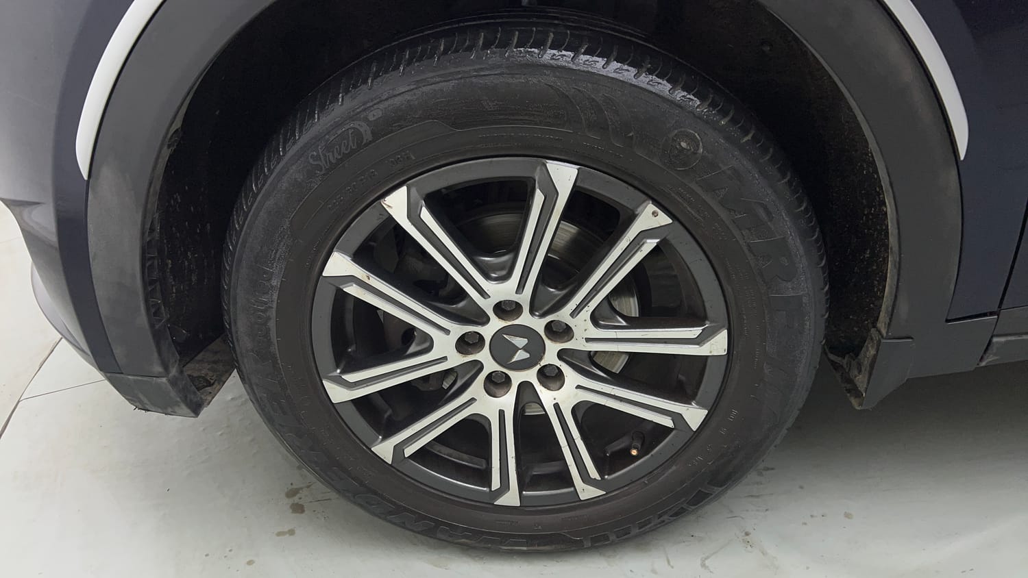 Used 2021 Mahindra XUV700 AX 7 Diesel AT Luxury Pack 7 STR Diesel Automatic tyres LEFT FRONT TYRE RIM VIEW