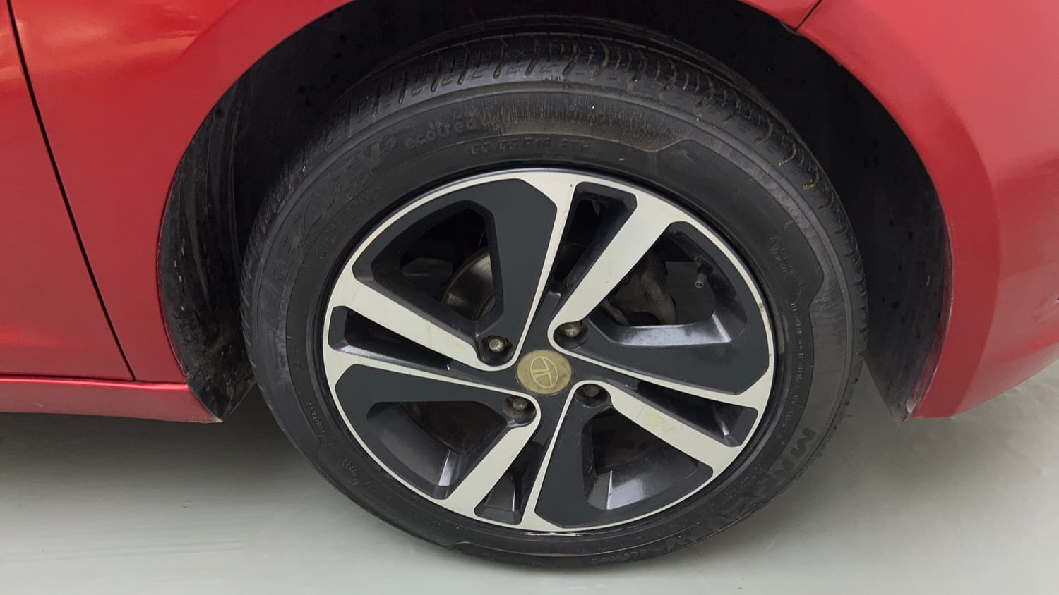 Used 2020 Tata Altroz XZ Petrol Petrol Manual tyres RIGHT FRONT TYRE RIM VIEW