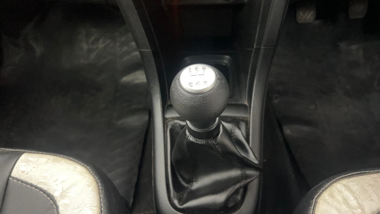 Used 2017 Maruti Suzuki Swift ZXi Petrol Manual interior GEAR  KNOB VIEW