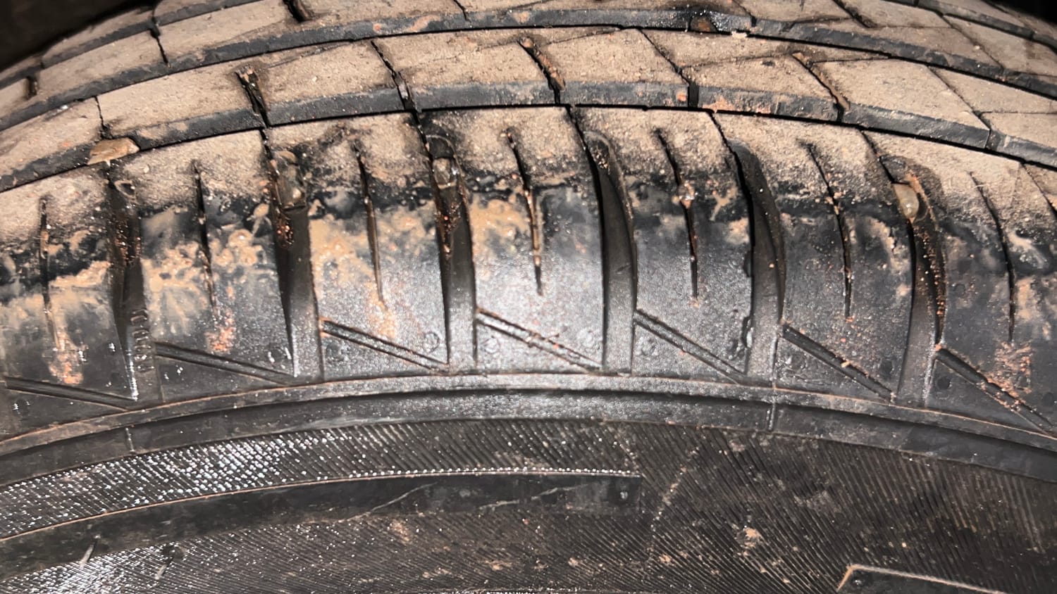 Used 2024 Renault Kwid RXT 1.0L AMT Petrol Automatic tyres RIGHT REAR TYRE TREAD VIEW