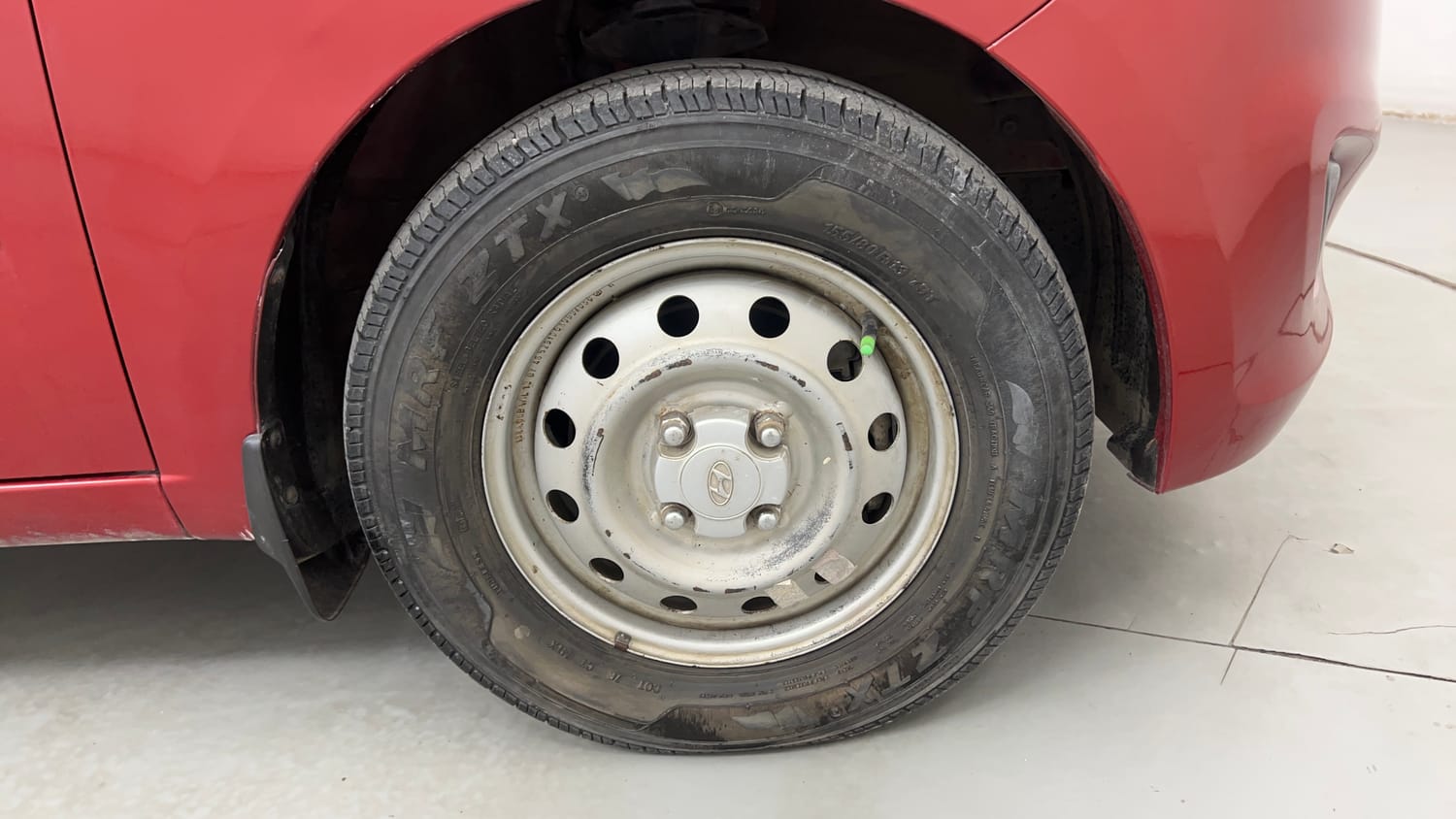 Used 2013 Hyundai i10 Era 1.1 iRDE2 Petrol Manual tyres RIGHT FRONT TYRE RIM VIEW