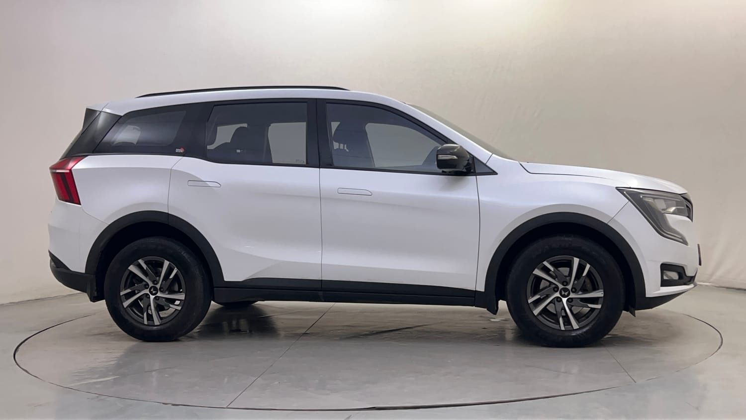 Used 2025 Mahindra XUV700 AX5 Diesel AT 7 STR Diesel Automatic exterior RIGHT SIDE VIEW