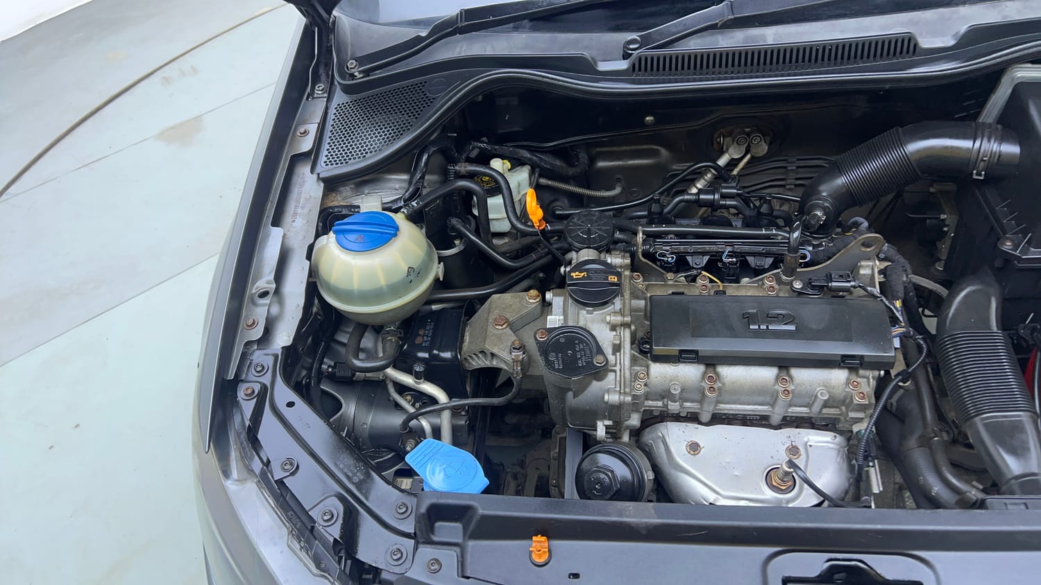 Used 2013 Volkswagen Polo Highline1.2L (P) Petrol Manual engine ENGINE RIGHT SIDE VIEW
