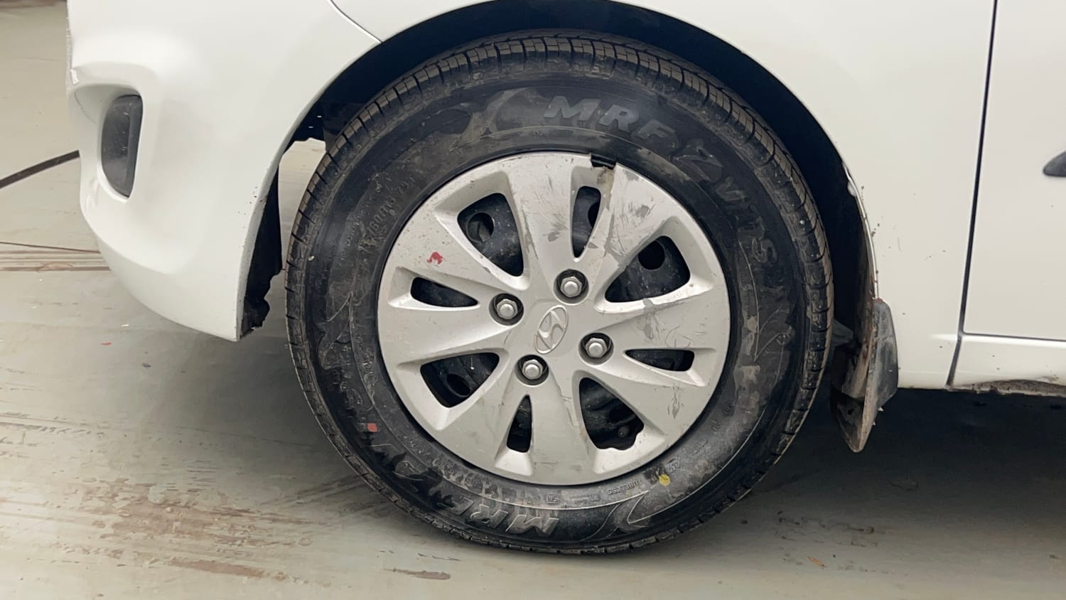 Used 2013 Hyundai i10 Magna 1.1 iRDE2 Petrol Manual tyres LEFT FRONT TYRE RIM VIEW