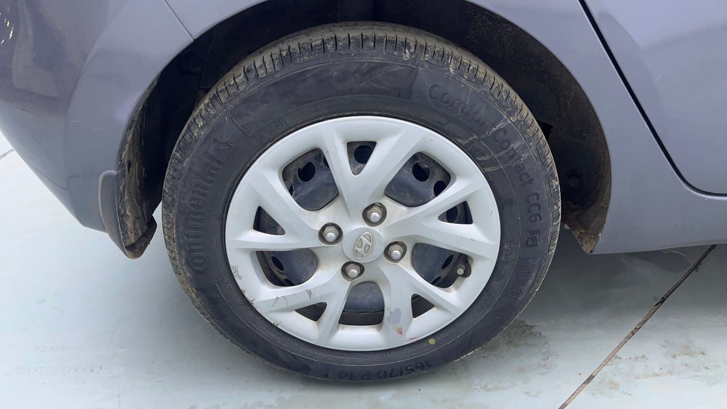Used 2018 Hyundai Grand i10 Magna AT 1.2 Kappa VTVT Petrol Automatic tyres RIGHT REAR TYRE RIM VIEW