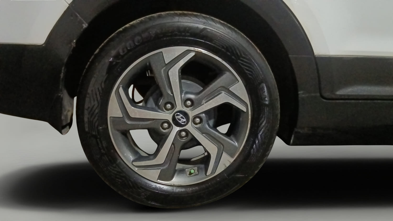 Used 2019 Hyundai Creta SX 1.6 AT CRDi Diesel Automatic tyres RIGHT REAR TYRE RIM VIEW