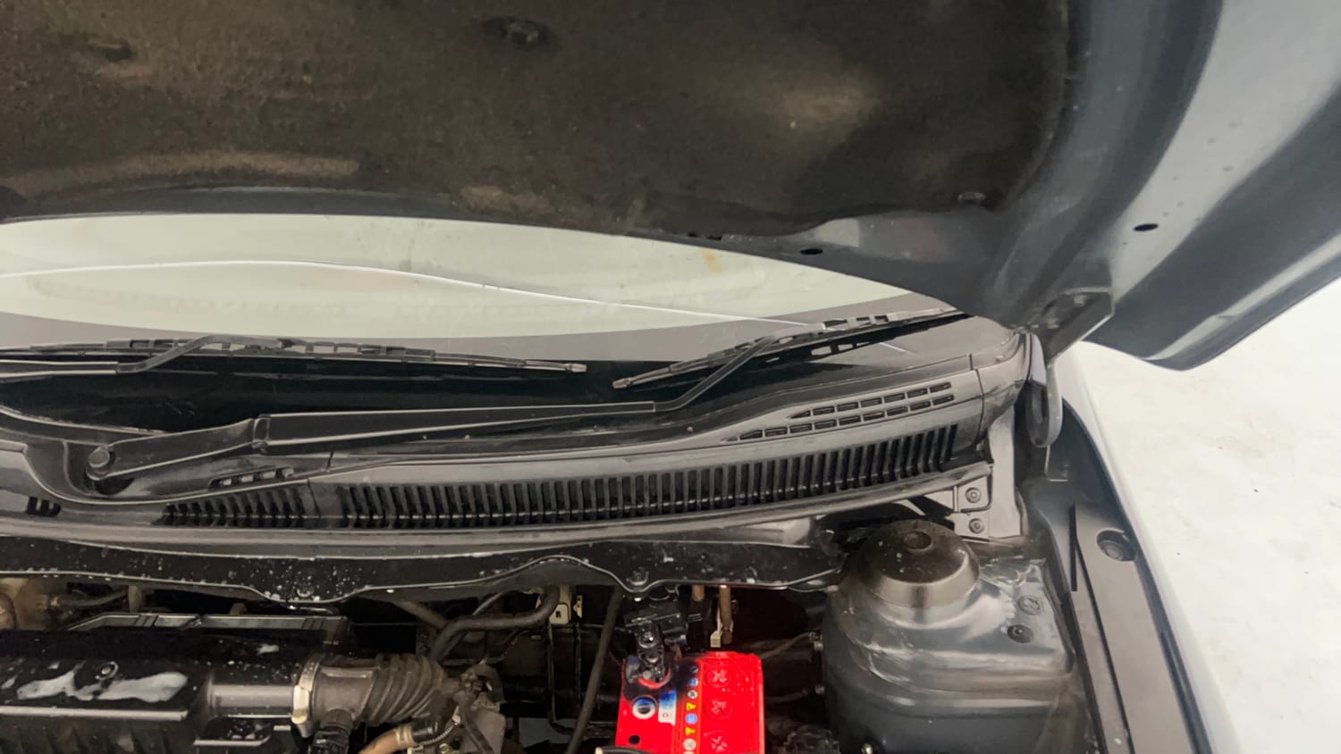 Used 2022 Maruti Suzuki Ciaz Alpha 1.5 Petrol Manual engine ENGINE LEFT SIDE HINGE & APRON VIEW