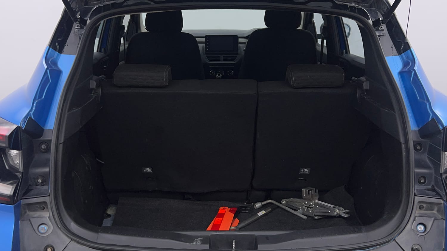 Used 2023 Renault Kiger RXZ 1.0 Turbo MT Dual Tone Petrol Manual interior DICKY INSIDE VIEW