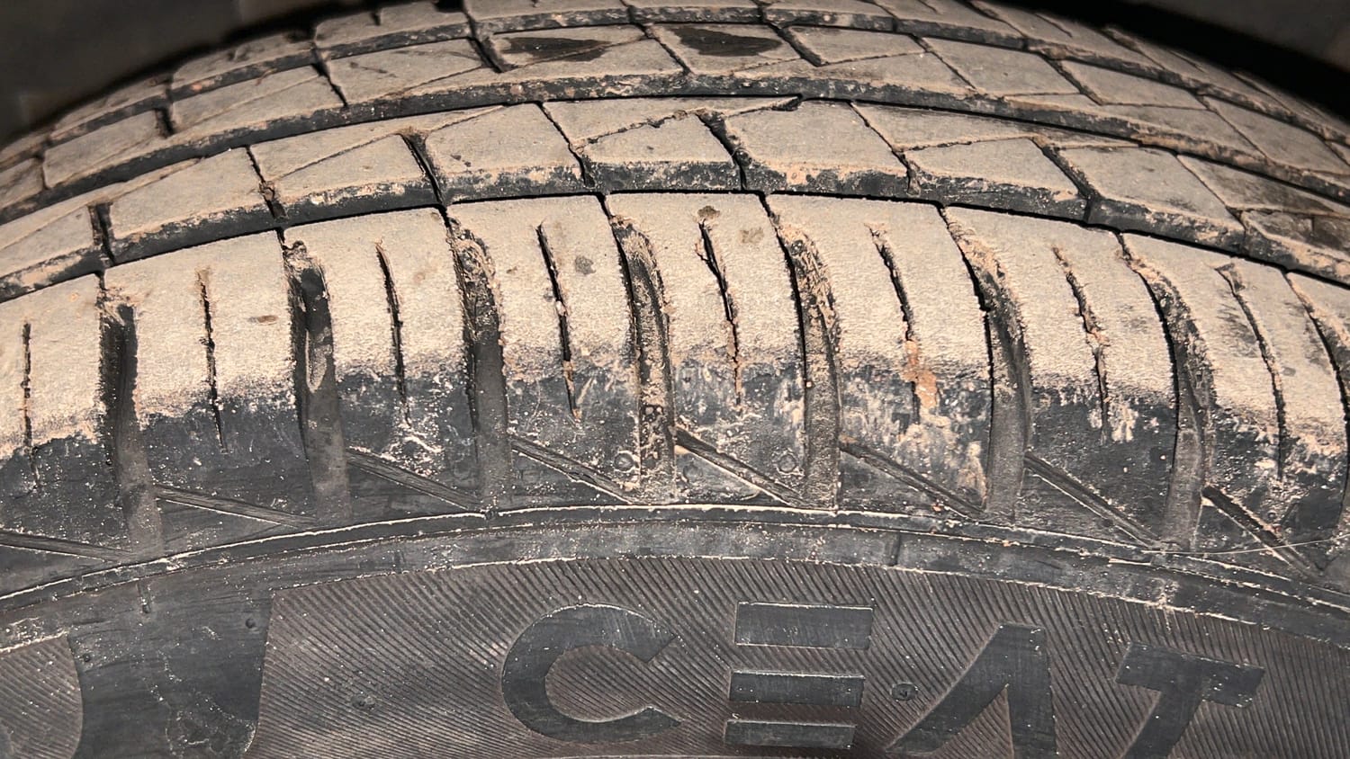 Used 2024 Renault Kwid RXT 1.0L AMT Petrol Automatic tyres LEFT FRONT TYRE TREAD VIEW