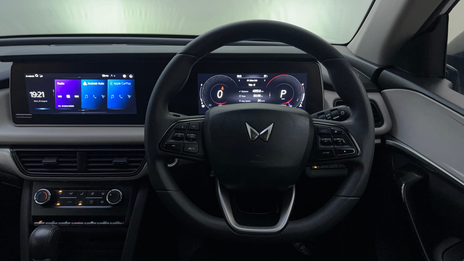 Used 2025 Mahindra XUV700 AX5 Diesel AT 7 STR Diesel Automatic interior STEERING VIEW