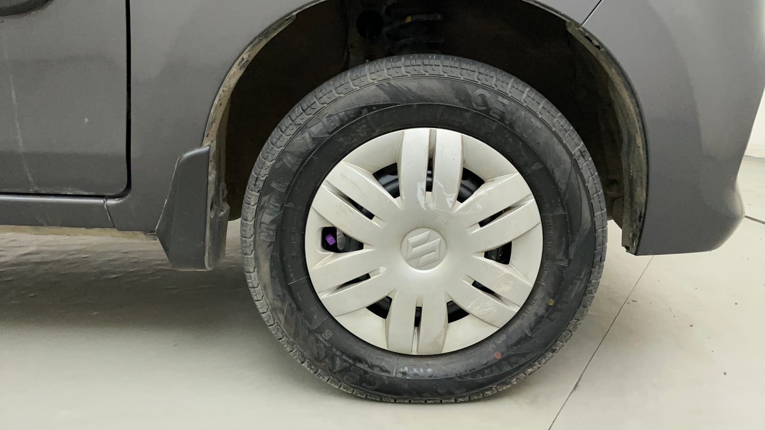 Used 2017 Maruti Suzuki Alto 800 LXi Petrol Manual tyres RIGHT FRONT TYRE RIM VIEW
