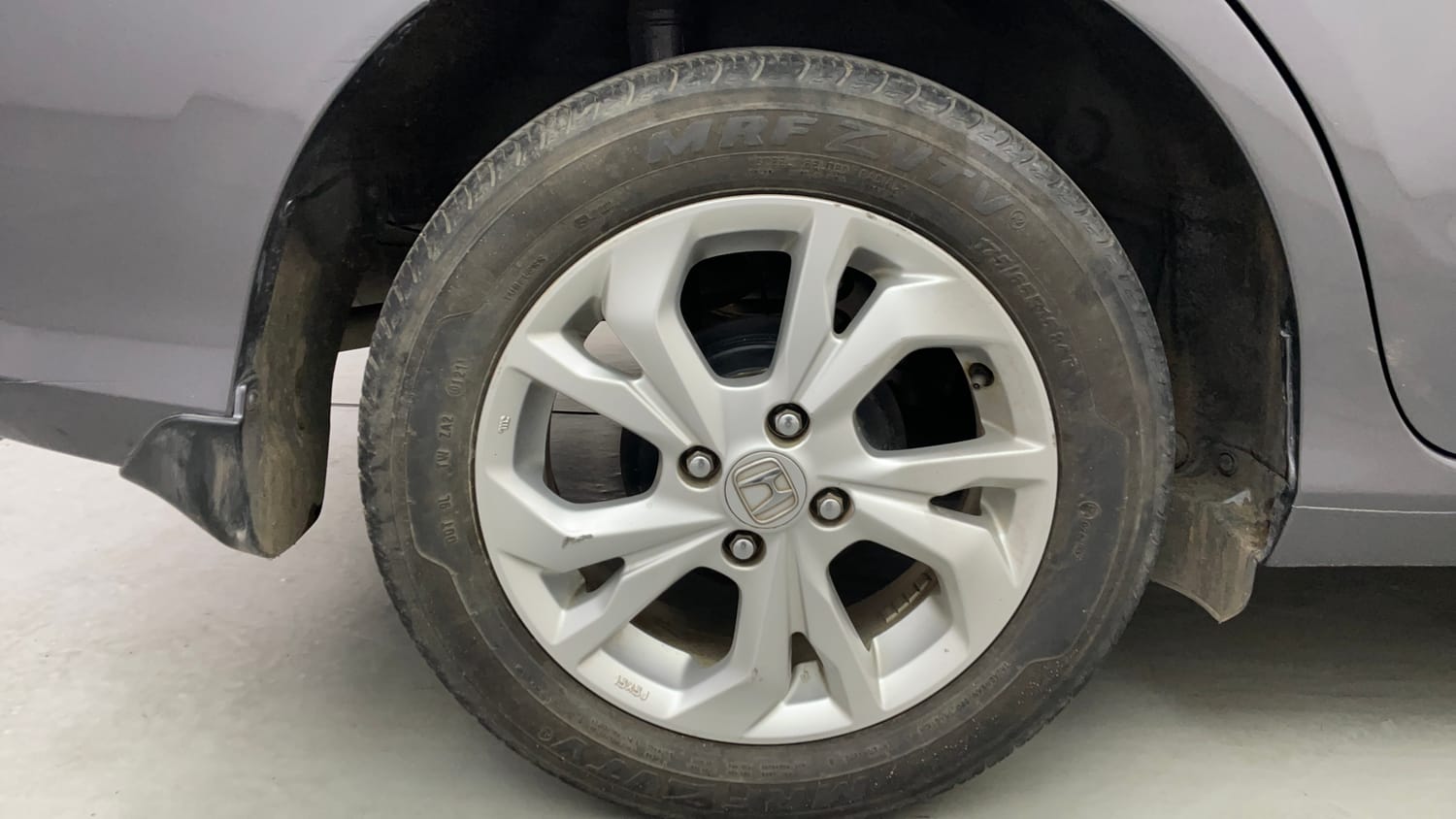 Used 2021 Honda Amaze 1.2 VX CVT Petrol Petrol Automatic tyres RIGHT REAR TYRE RIM VIEW