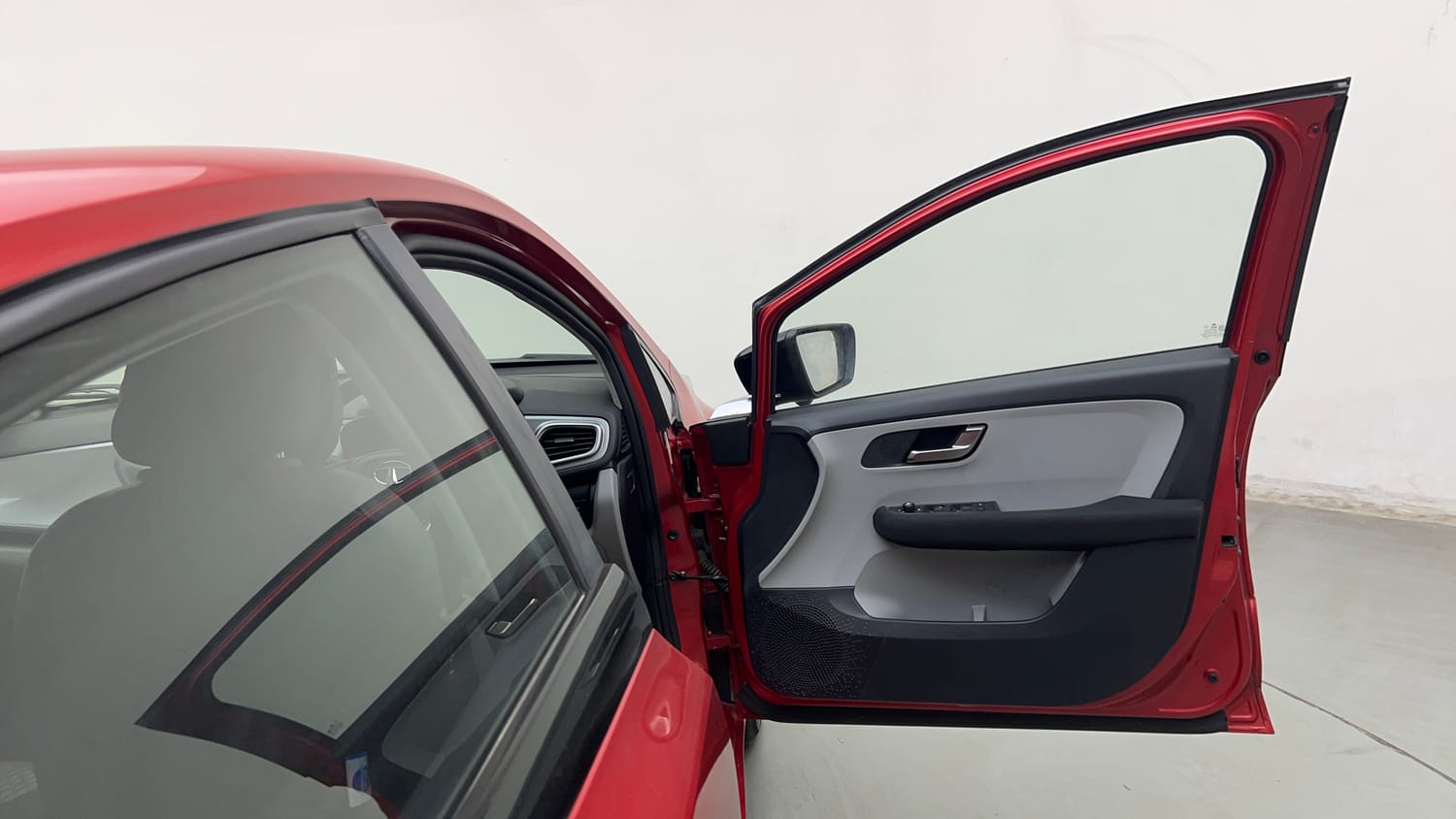 Used 2020 Tata Altroz XZ Petrol Petrol Manual interior RIGHT FRONT DOOR OPEN VIEW