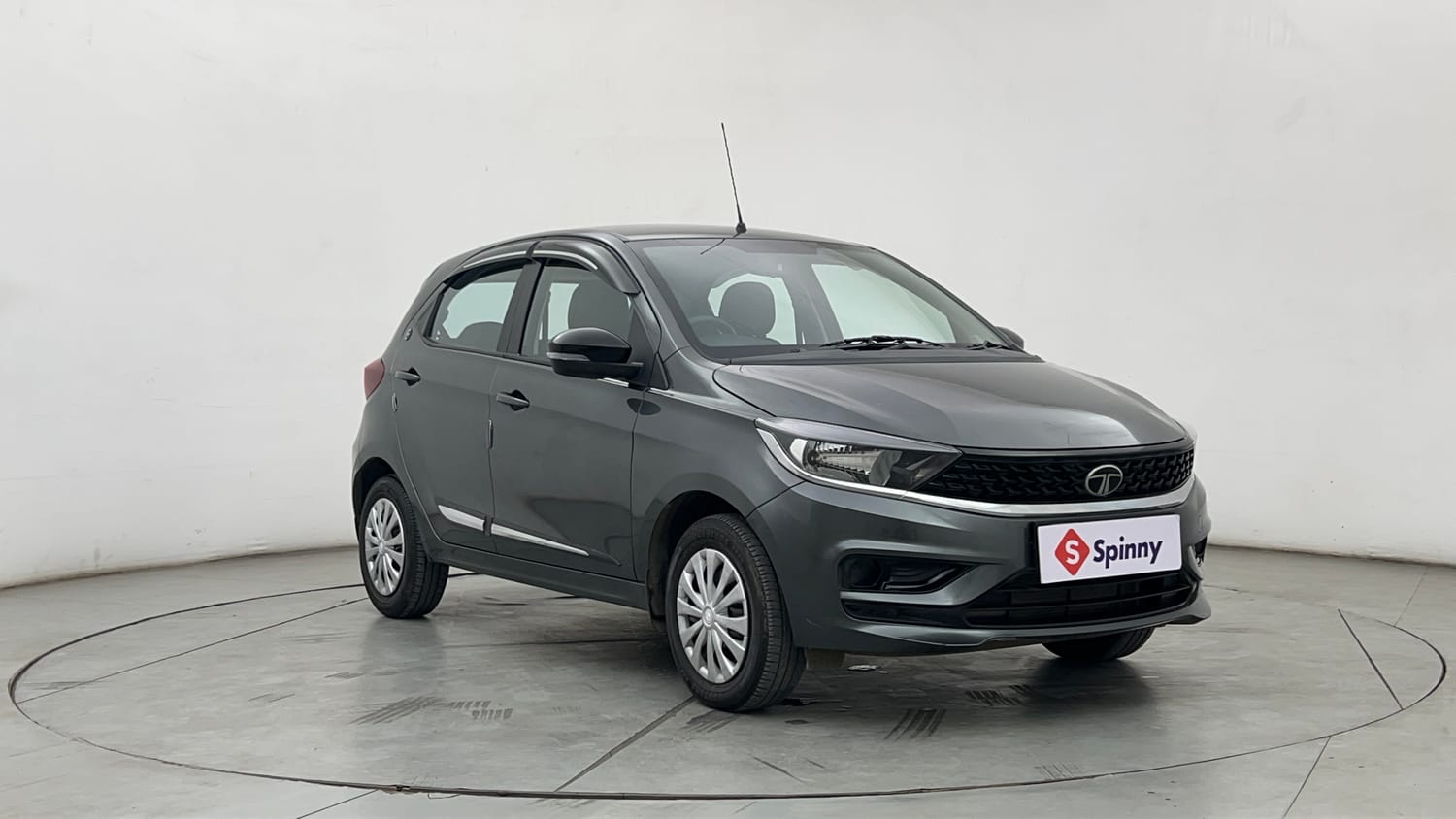 Used 2024 Tata Tiago XT Petrol Manual exterior RIGHT FRONT CORNER VIEW