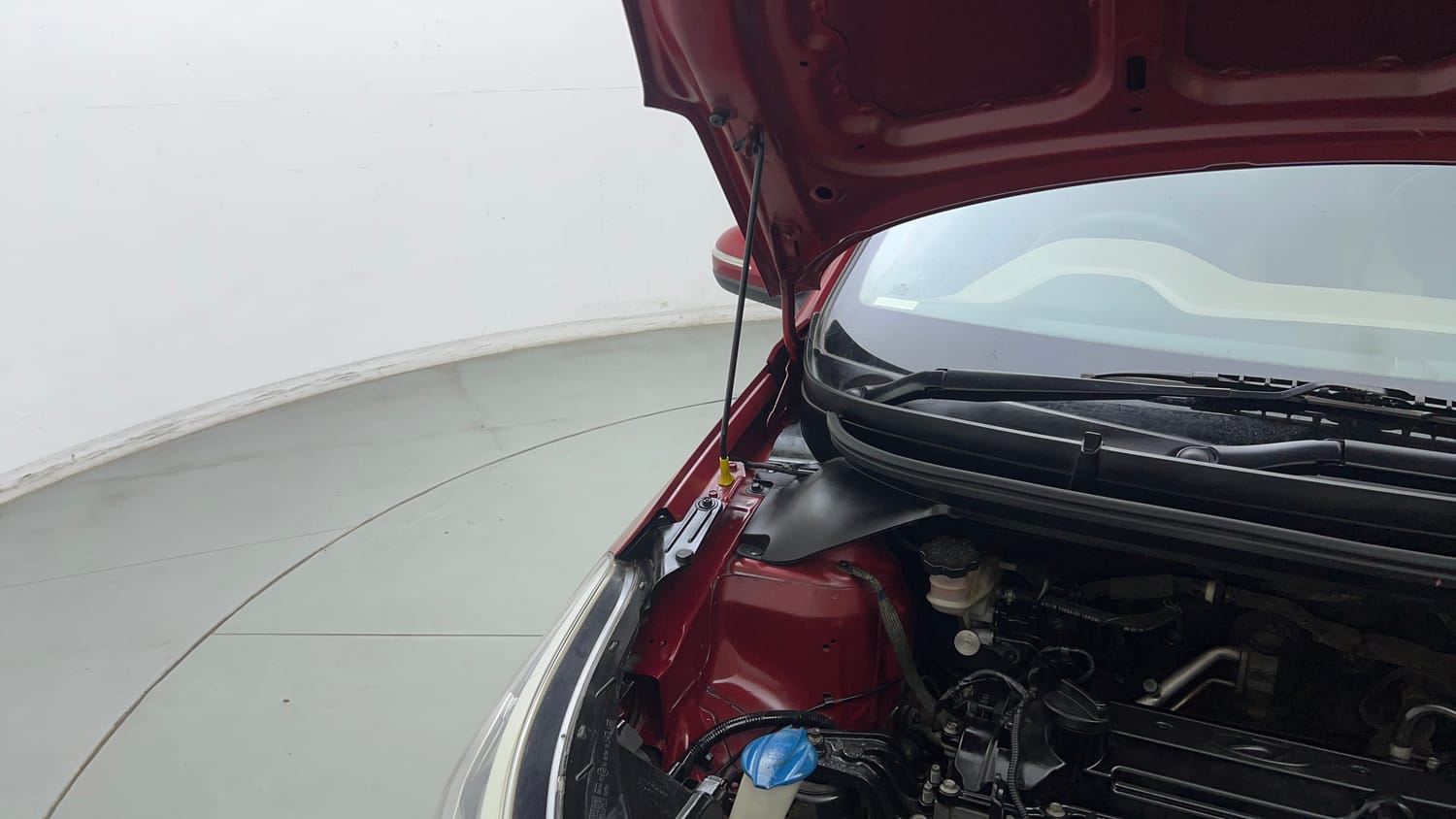 Used 2015 Hyundai Elite i20 Sportz 1.2 Petrol Manual engine ENGINE RIGHT SIDE HINGE & APRON VIEW