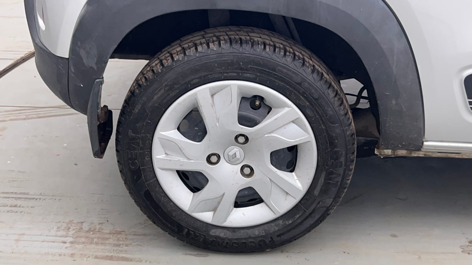 Used 2024 Renault Kwid RXT 1.0L AMT Petrol Automatic tyres RIGHT REAR TYRE RIM VIEW