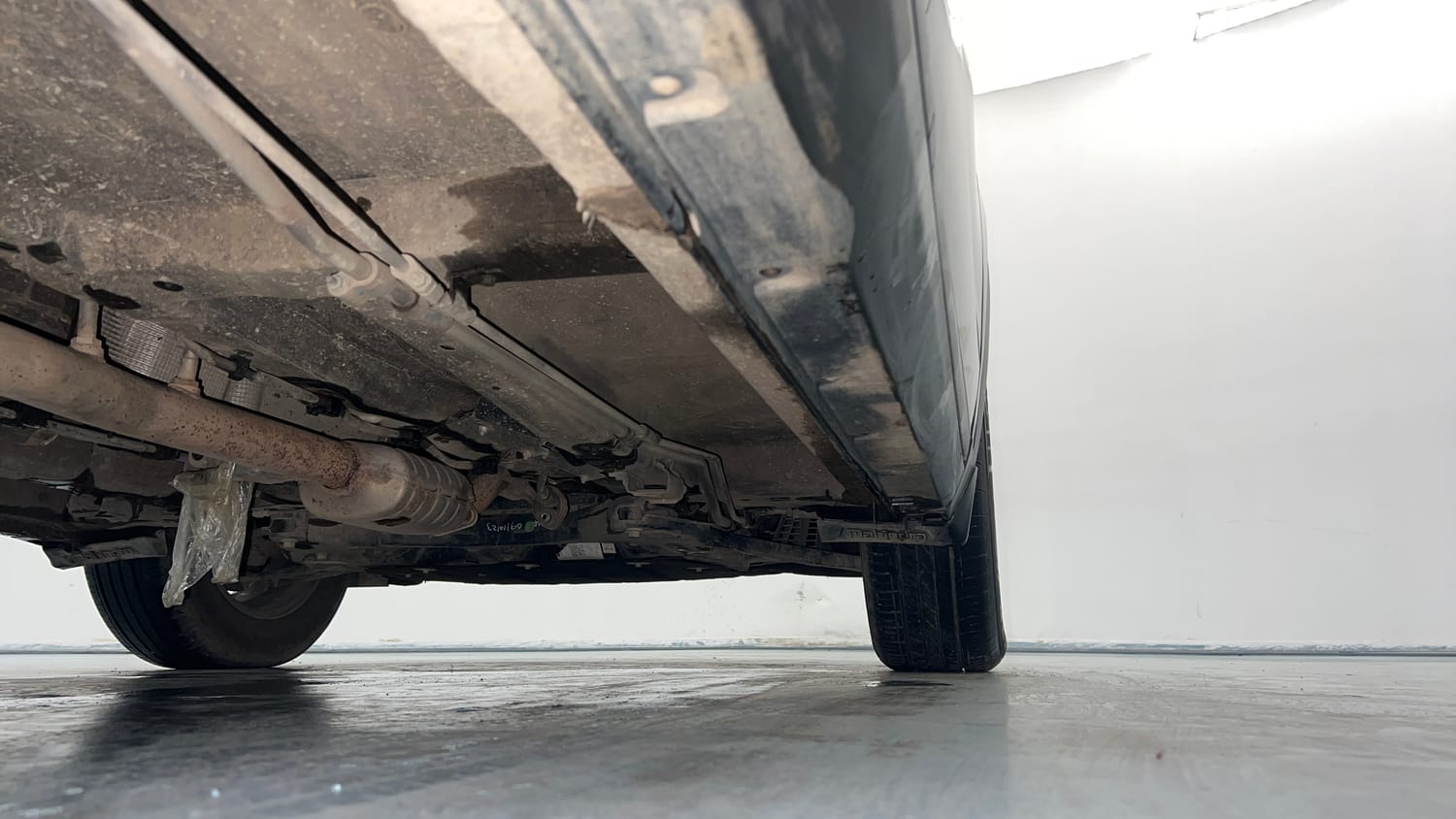 Used 2023 Mahindra XUV700 AX 3 Diesel MT 7 STR Diesel Manual extra REAR RIGHT UNDERBODY VIEW