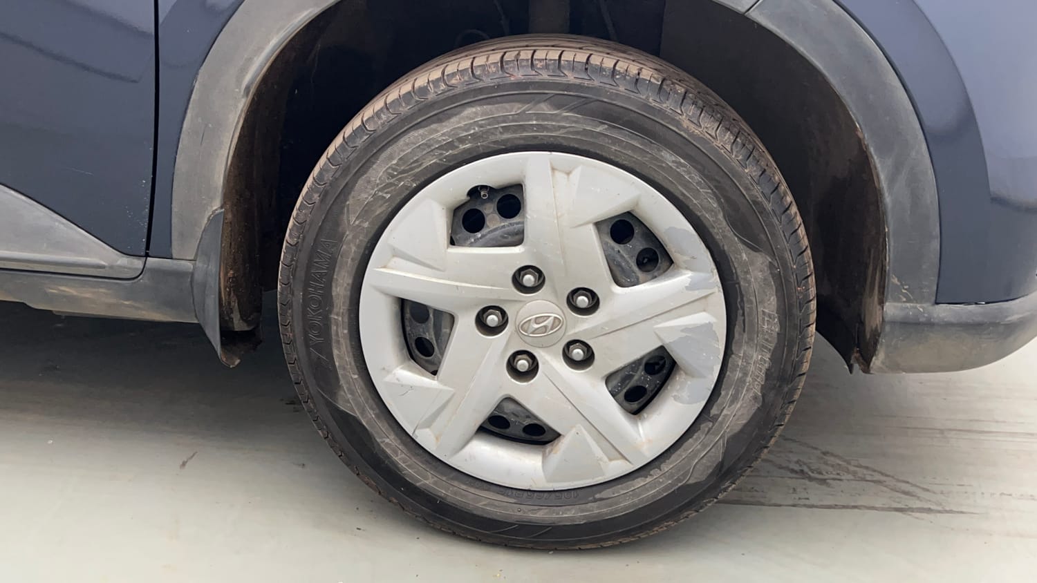 Used 2022 Hyundai Venue SX 1.2 Petrol Petrol Manual tyres RIGHT FRONT TYRE RIM VIEW