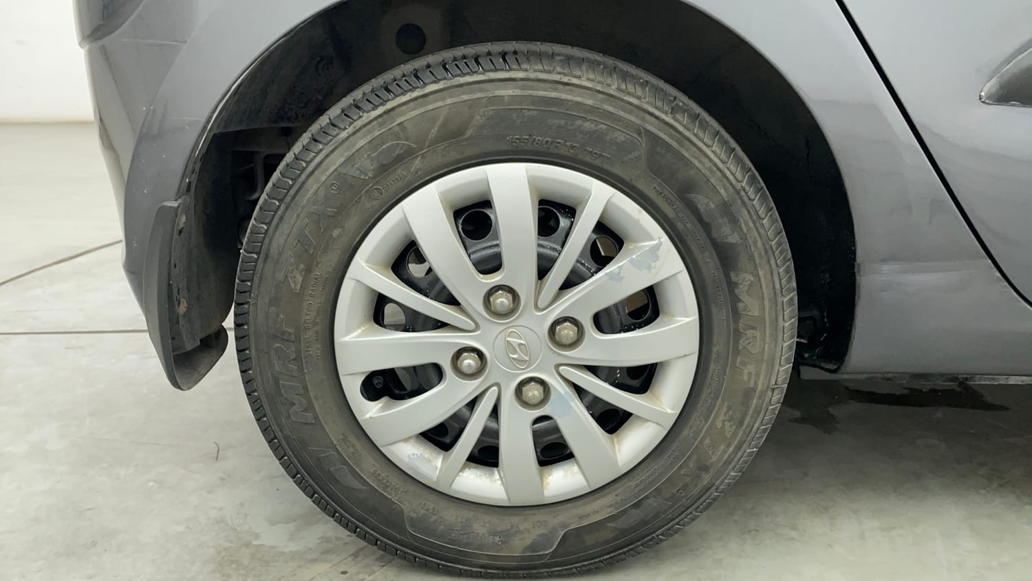 Used 2014 Hyundai i10 Sportz 1.1 iRDE2 Petrol Manual tyres RIGHT REAR TYRE RIM VIEW