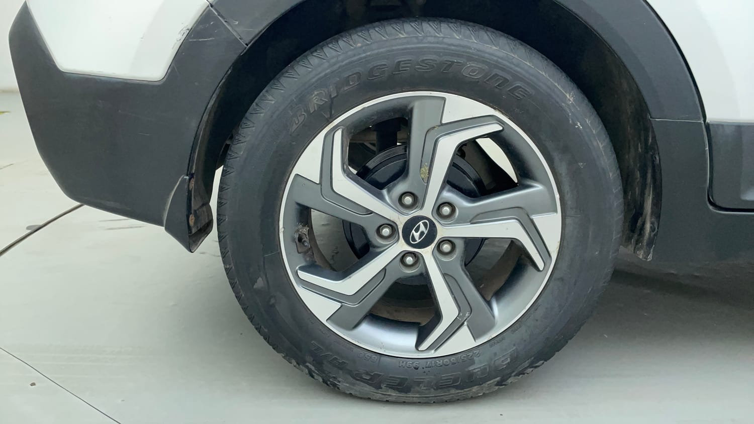 Used 2018 Hyundai Creta SX 1.6 AT CRDi Diesel Automatic tyres RIGHT REAR TYRE RIM VIEW