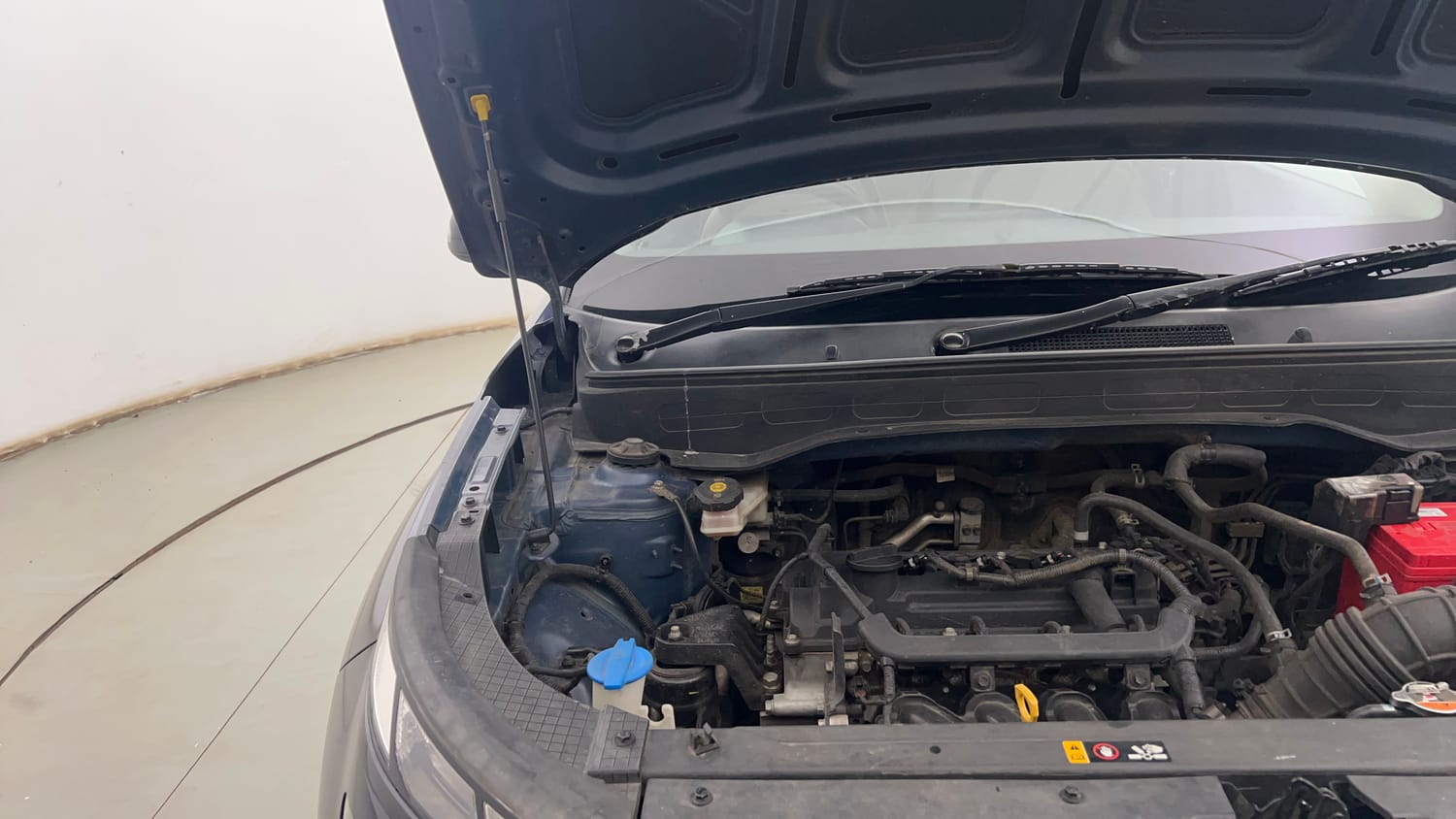 Used 2022 Hyundai Venue SX 1.2 Petrol Petrol Manual engine ENGINE RIGHT SIDE HINGE & APRON VIEW