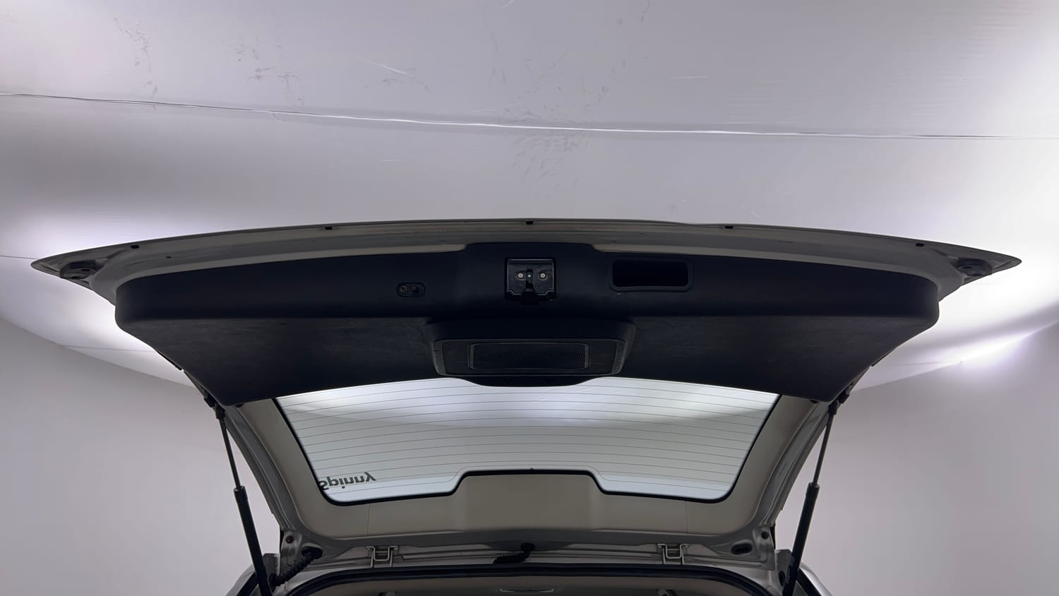 Used 2017 Tata Hexa XM 4x2 7 STR Diesel Manual interior DICKY DOOR OPEN VIEW