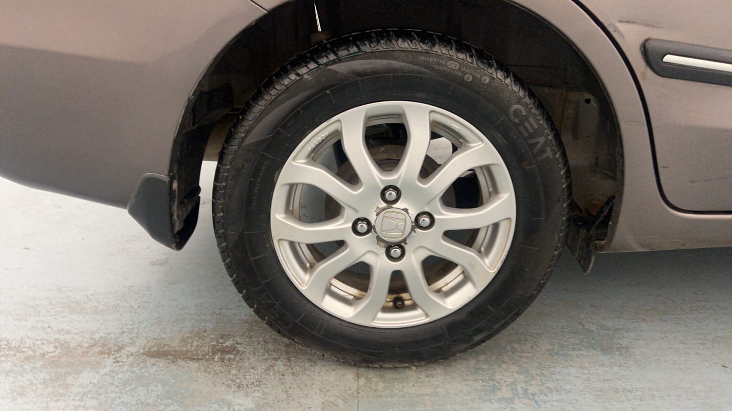 Used 2016 Honda Amaze 1.2 VX i-VTEC Petrol Manual tyres RIGHT REAR TYRE RIM VIEW