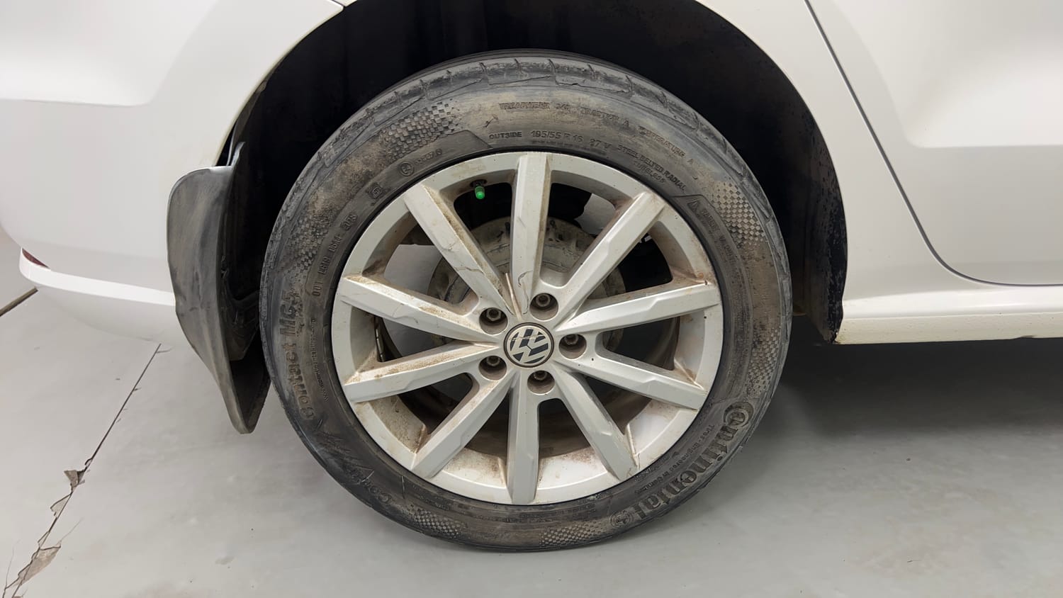 Used 2019 Volkswagen Ameo Highline Plus 1.5L AT (D)16 Alloy Diesel Automatic tyres RIGHT REAR TYRE RIM VIEW