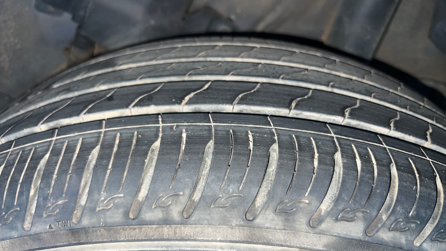 Used 2023 Hyundai Venue S (O) 1.0 Turbo DCT Petrol Automatic tyres LEFT REAR TYRE TREAD VIEW
