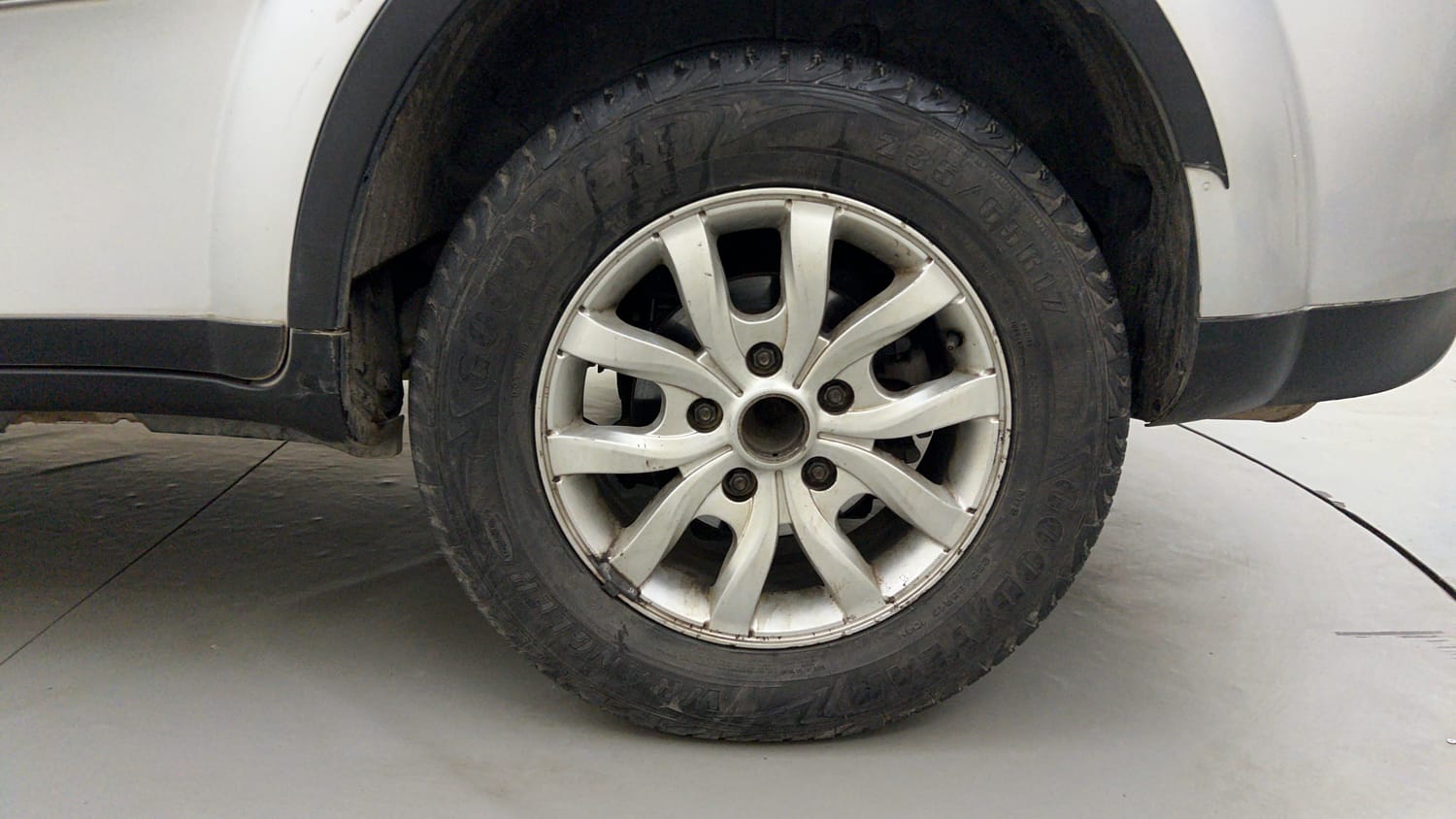 Used 2016 Mahindra XUV500 W10 AT Diesel Automatic tyres LEFT REAR TYRE RIM VIEW