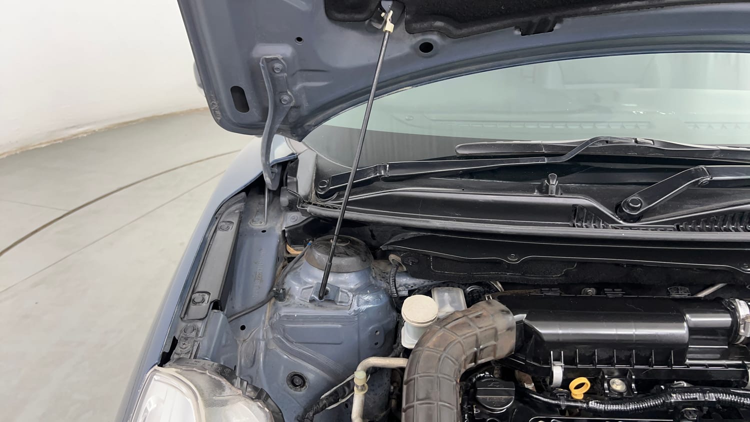Used 2017 Maruti Suzuki Baleno Delta 1.2 Petrol Manual engine ENGINE RIGHT SIDE HINGE & APRON VIEW
