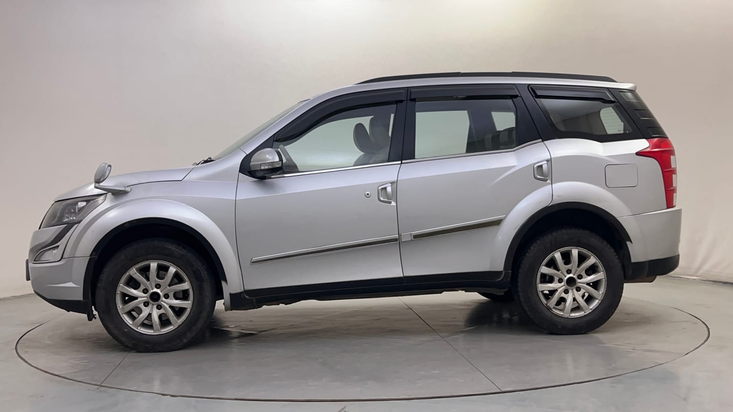Used 2016 Mahindra XUV500 W10 AT Diesel Automatic exterior LEFT SIDE VIEW