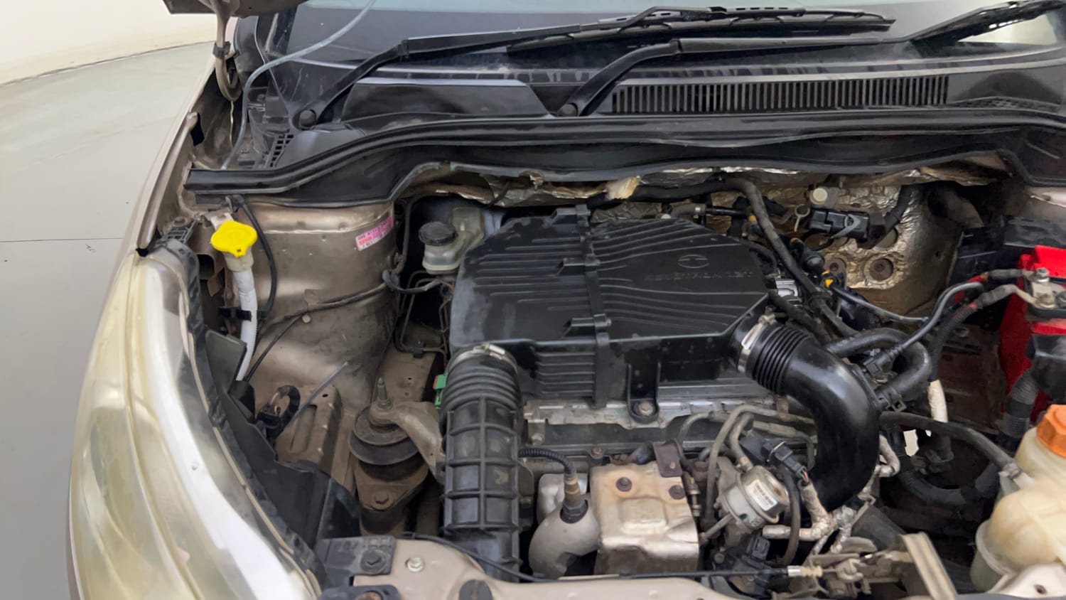 Used 2015 Tata Zest XE Petrol Petrol Manual engine ENGINE RIGHT SIDE HINGE & APRON VIEW