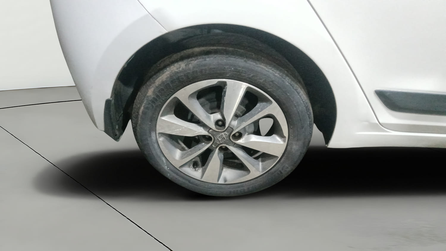 Used 2016 Hyundai Elite i20 Asta 1.2 Petrol Manual tyres RIGHT REAR TYRE RIM VIEW