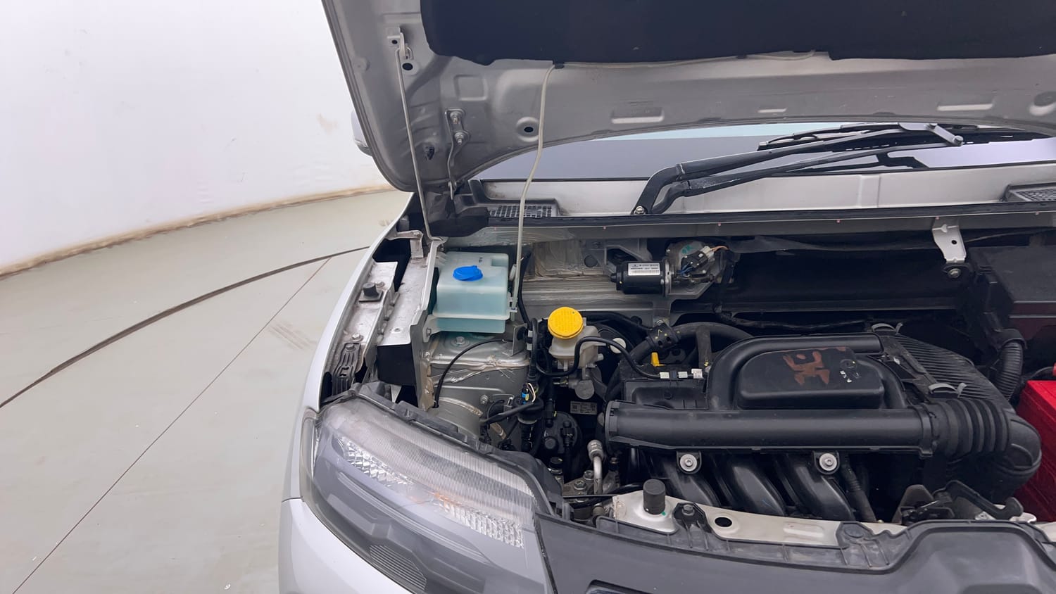 Used 2024 Renault Kwid RXT 1.0L AMT Petrol Automatic engine ENGINE RIGHT SIDE HINGE & APRON VIEW