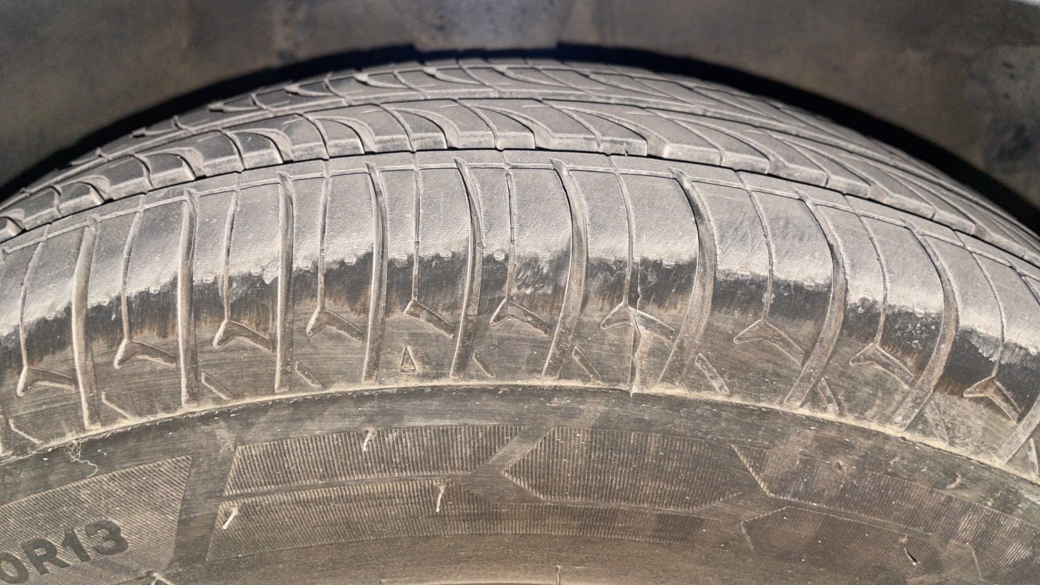 Used 2014 Hyundai i10 Sportz 1.1 iRDE2 Petrol Manual tyres RIGHT FRONT TYRE TREAD VIEW