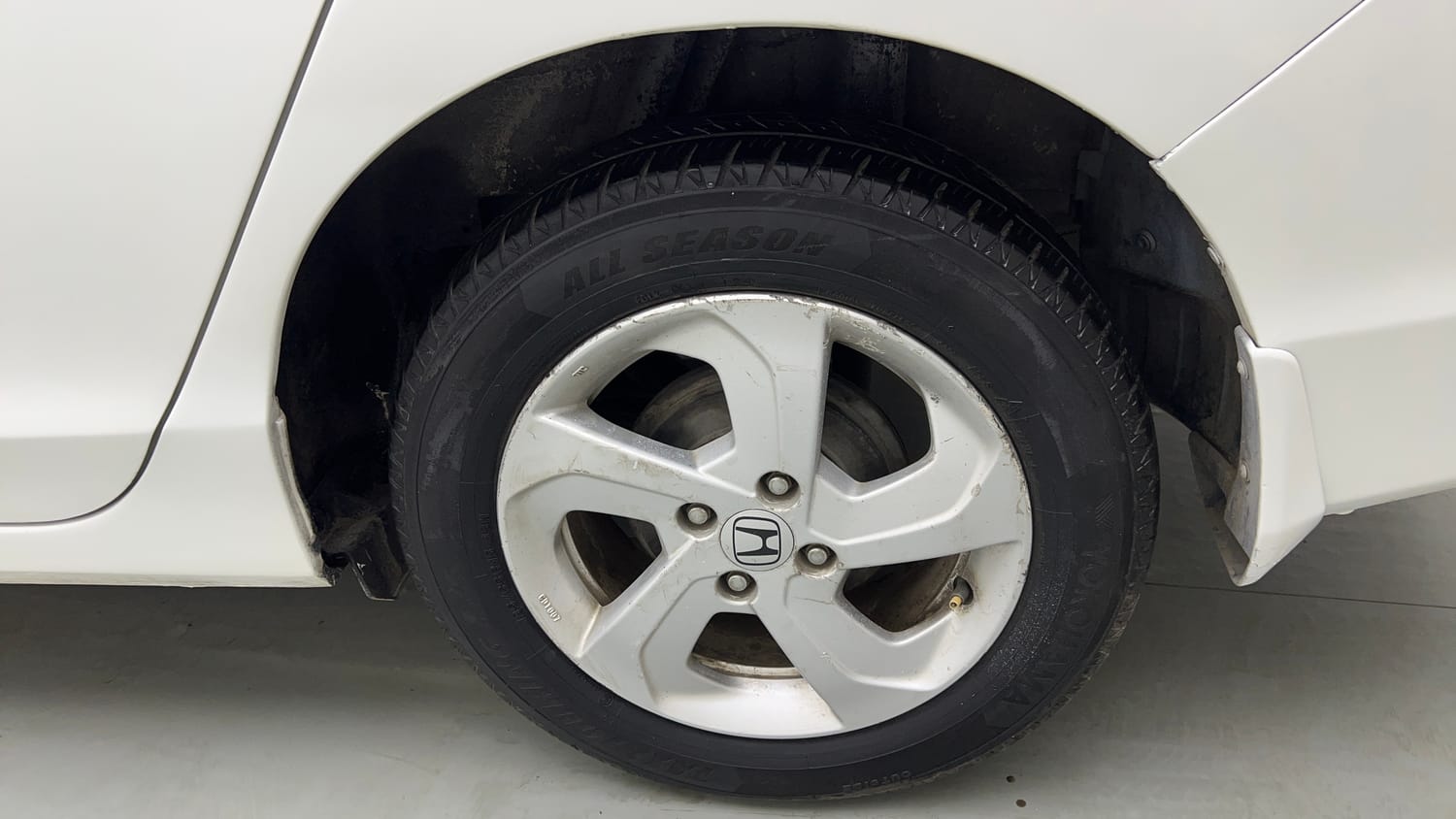 Used 2016 Honda City VX CVT Petrol Automatic tyres LEFT REAR TYRE RIM VIEW