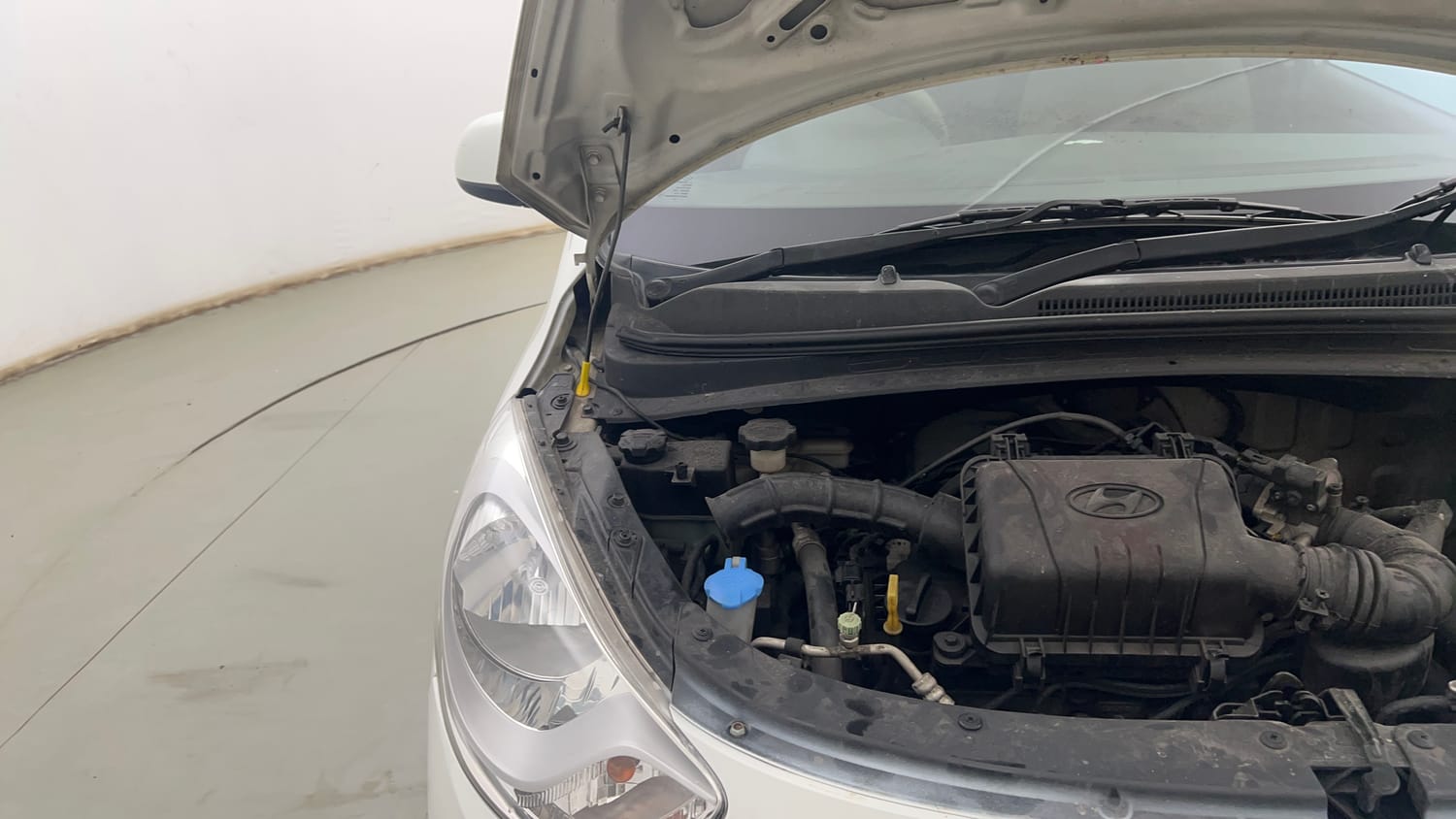 Used 2013 Hyundai i10 Magna 1.1 iRDE2 Petrol Manual engine ENGINE RIGHT SIDE HINGE & APRON VIEW
