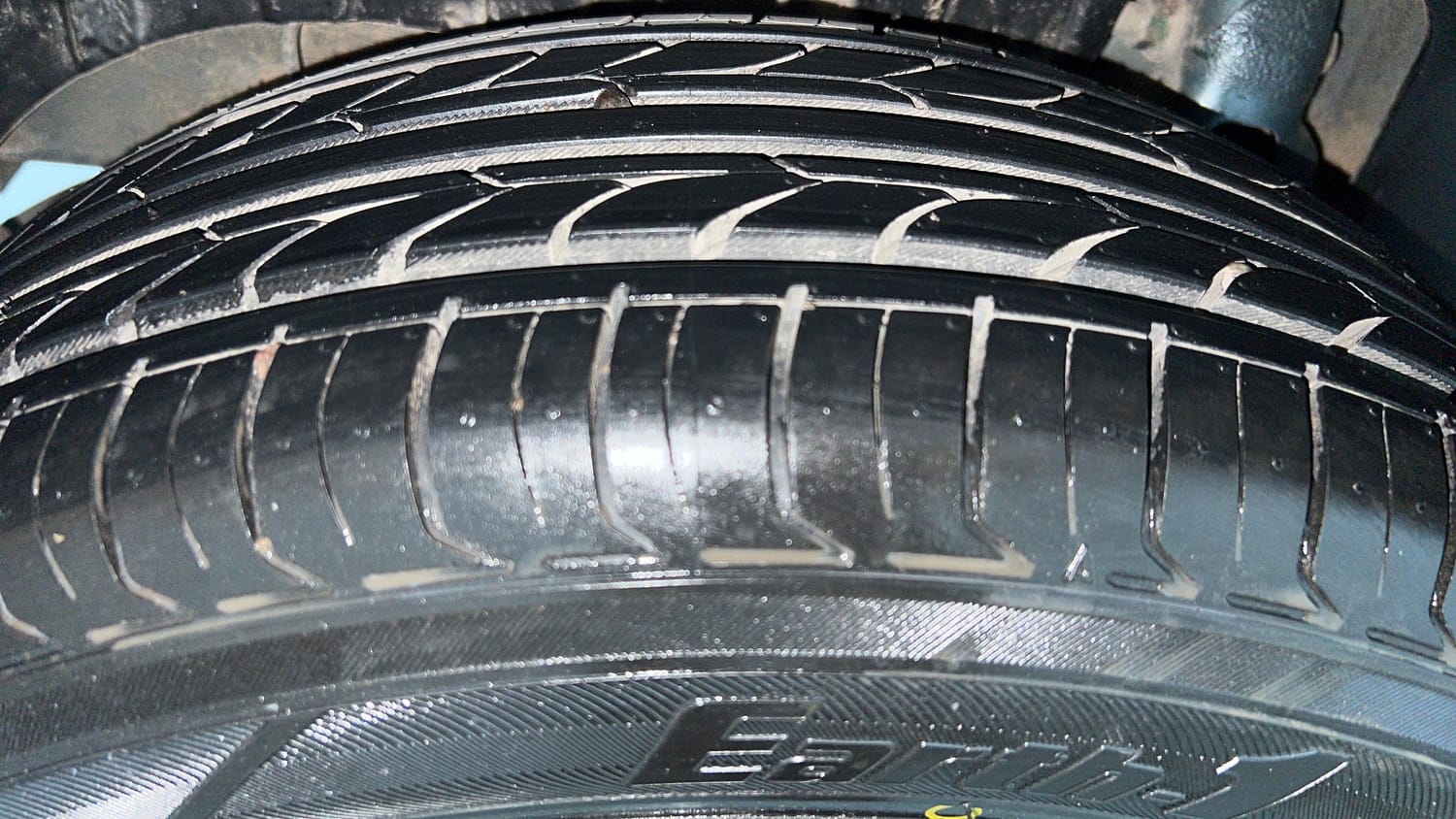 Used 2022 Mahindra XUV 300 W6 1.2 Petrol Petrol Manual tyres RIGHT REAR TYRE TREAD VIEW