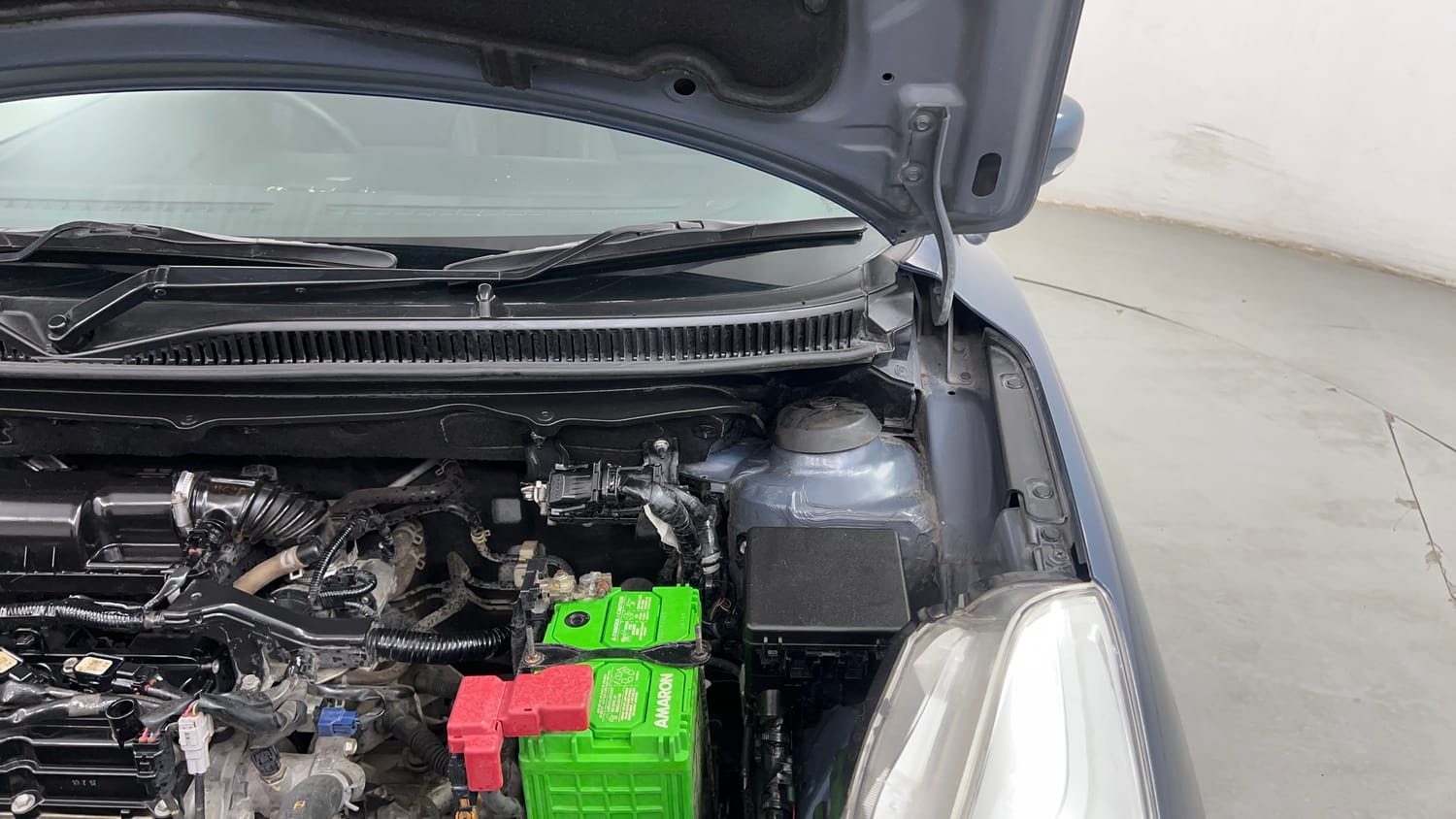 Used 2017 Maruti Suzuki Baleno Delta 1.2 Petrol Manual engine ENGINE LEFT SIDE HINGE & APRON VIEW