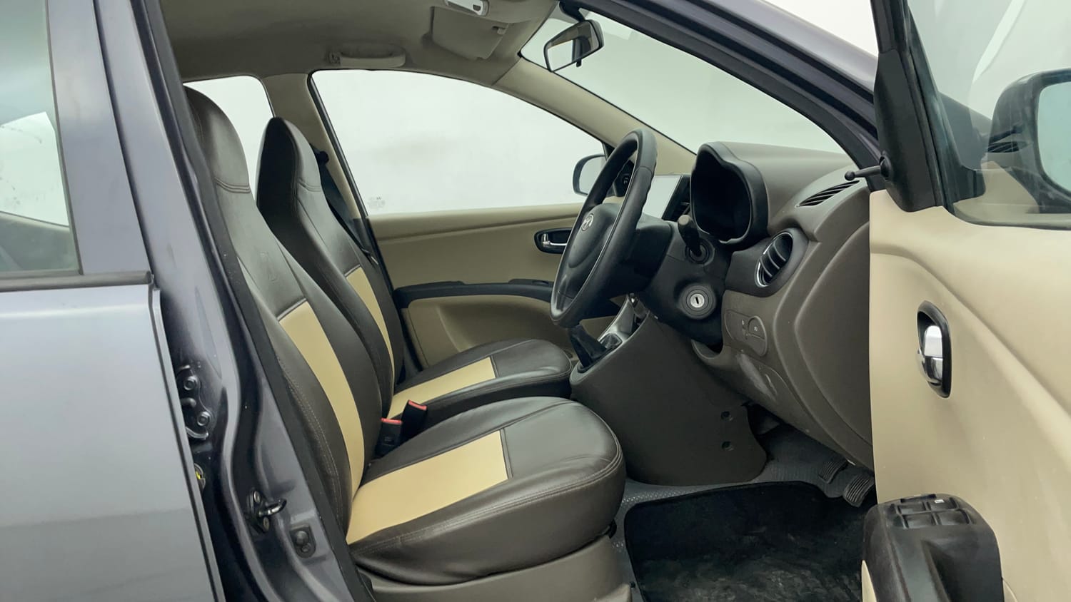 Used 2014 Hyundai i10 Sportz 1.1 iRDE2 Petrol Manual interior RIGHT SIDE FRONT DOOR CABIN VIEW
