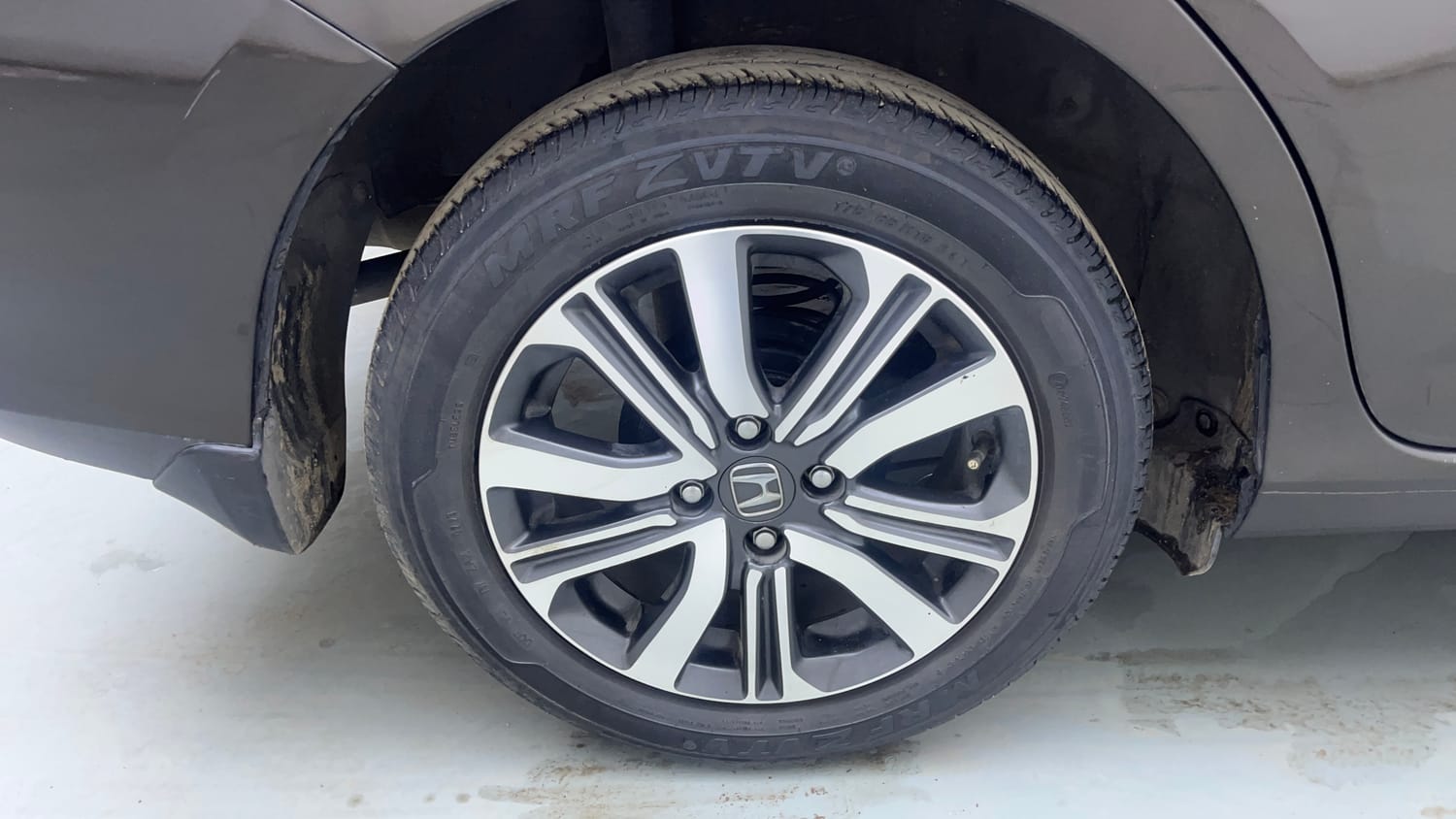 Used 2023 Honda Amaze VX MT 1.2 Petrol Petrol Manual tyres RIGHT REAR TYRE RIM VIEW