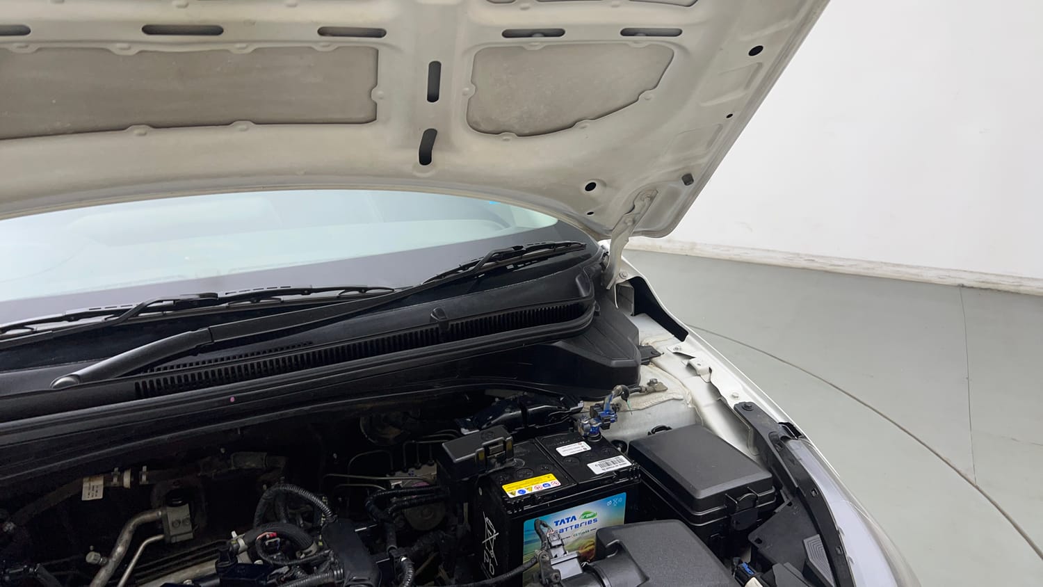 Used 2023 Hyundai i20 Sportz 1.2 IVT Petrol Automatic engine ENGINE LEFT SIDE HINGE & APRON VIEW