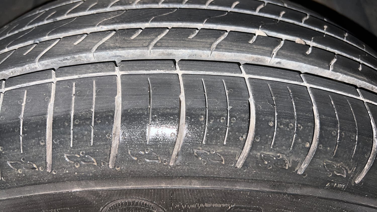Used 2016 Mahindra XUV500 W10 AT Diesel Automatic tyres RIGHT FRONT TYRE TREAD VIEW
